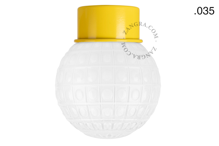 Luminaire jaune retro avec globe en verre.