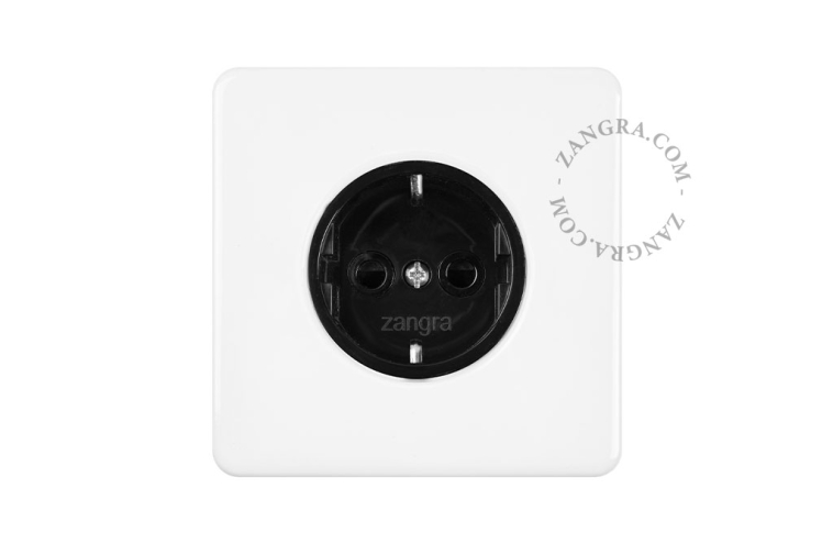 Quadratische weiße Steckdose aus Porzellan.