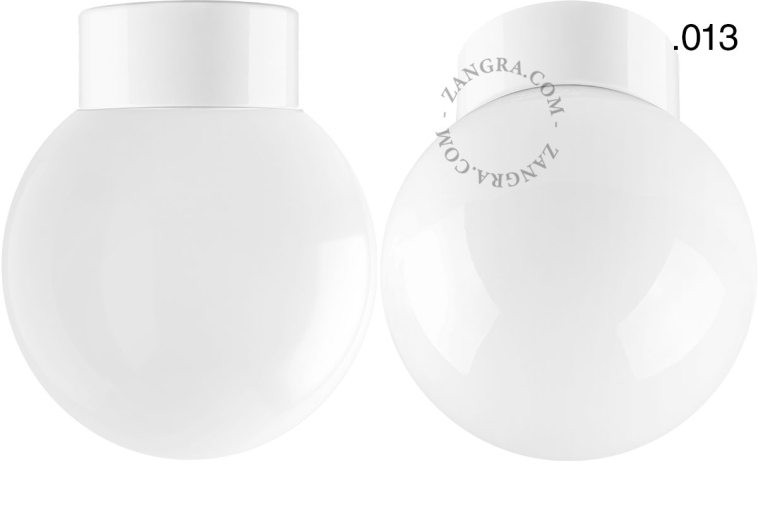 Lampe en porcelaine blanche avec abat-jour en verre.