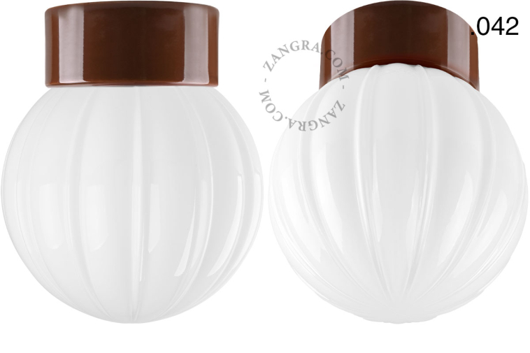 Lampe ronde en porcelaine marron.