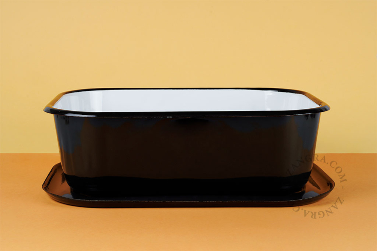 Zwarte emaille ovenschaal met een diameter van 34 cm.