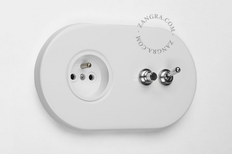 prise de courant murale blanche avec interrupteur va-et-vient ou simple avec levier et bouton-poussoir en laiton nickele
