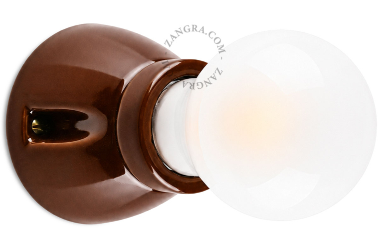Lampe en porcelaine marron.