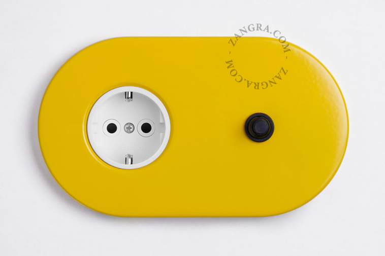interrupteur bouton-poussoir et prise de courant encastrable jaune et noir