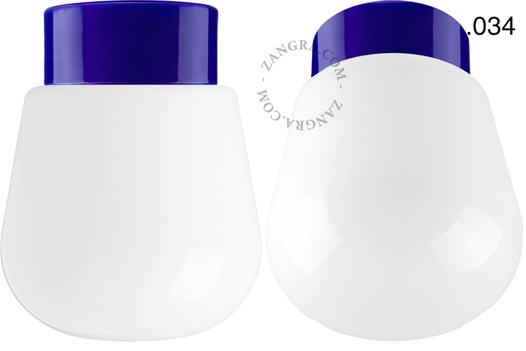 Niebieska lampa porcelanowa z kloszem.