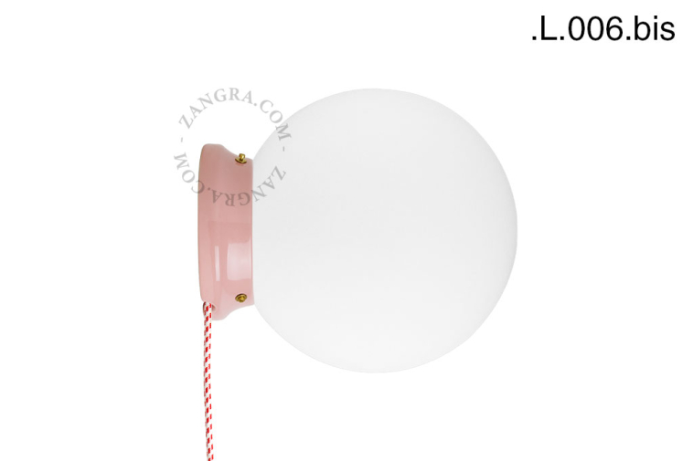 Lampe Art Deco en porcelaine rose avec globe en verre.