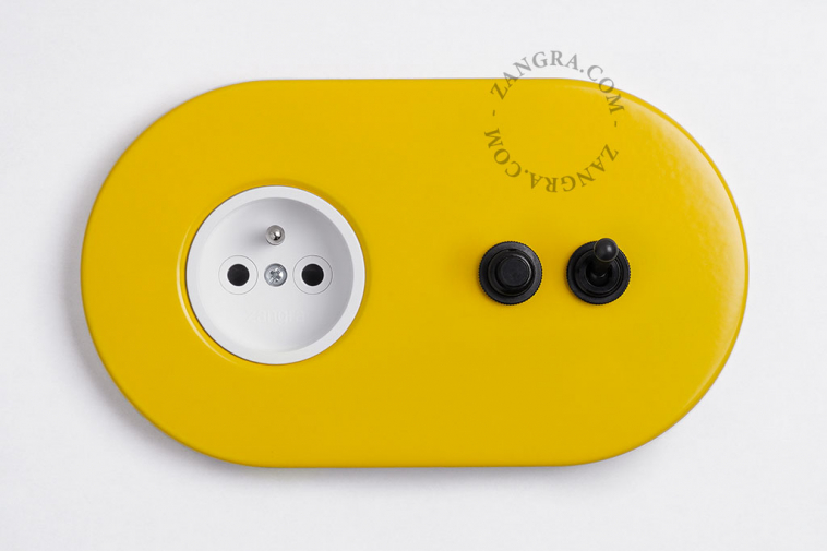 prise encastrable jaune avec interrupteur va-et-vient a levier et bouton-poussoir en laiton noir