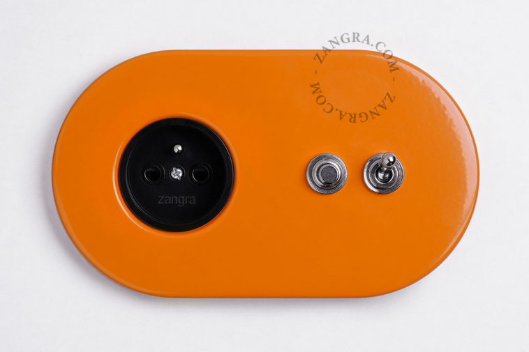 prise de courant murale orange avec interrupteur va-et-vient ou simple avec levier et bouton-poussoir en laiton nickele