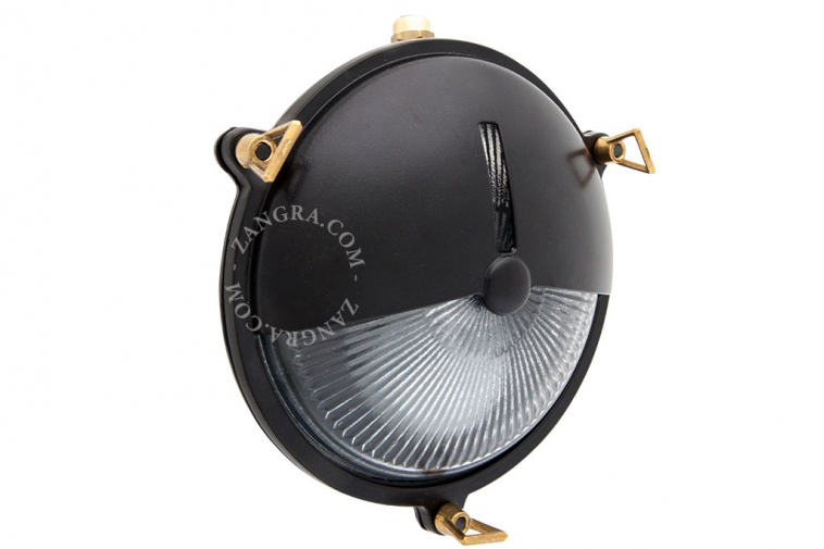 mosiezna-lampa-scienna-Wodoodporne-oprawy-swietlne