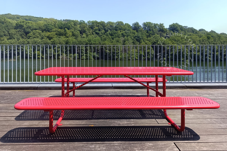 Table de jardin en acier.