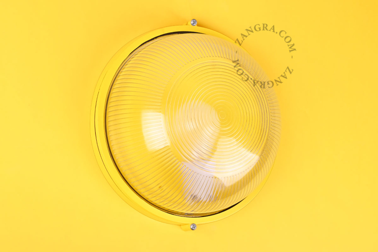 Gele, ronde lamp.