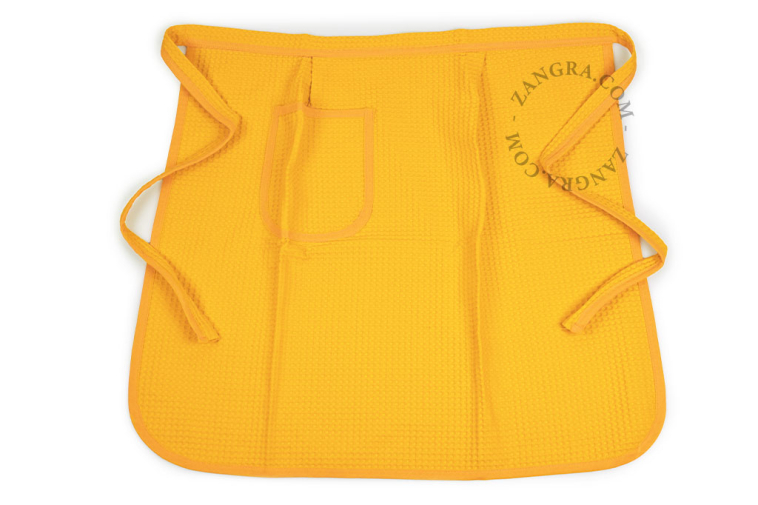 Fartuch kuchenny wiązany w pasie o strukturze plastra miodu.