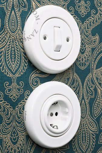 Unterputzsteckdose aus weissem Porzellan.