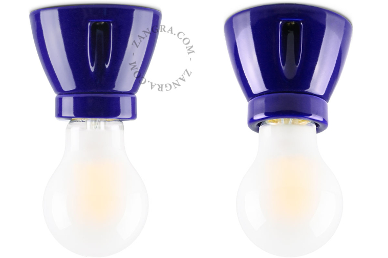 Lampe en porcelaine bleue.