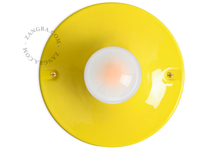 Rund lampe i gult porcelæn.
