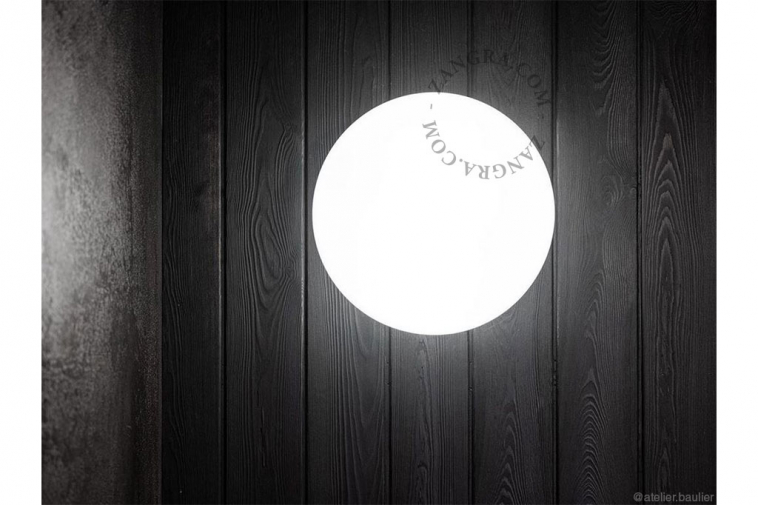 Lampe circulaire en verre pour salle de bain.