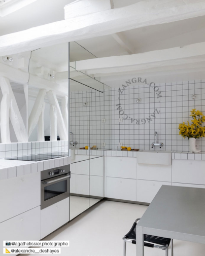 Aplique inclinado de porcelana blanca.