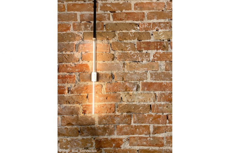 Lampe S14d Linestra en laiton avec ampoule tubulaire transparente.