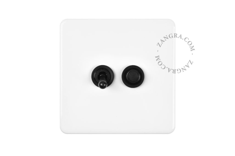 Weißer quadratischer Schalter aus Porzellan.