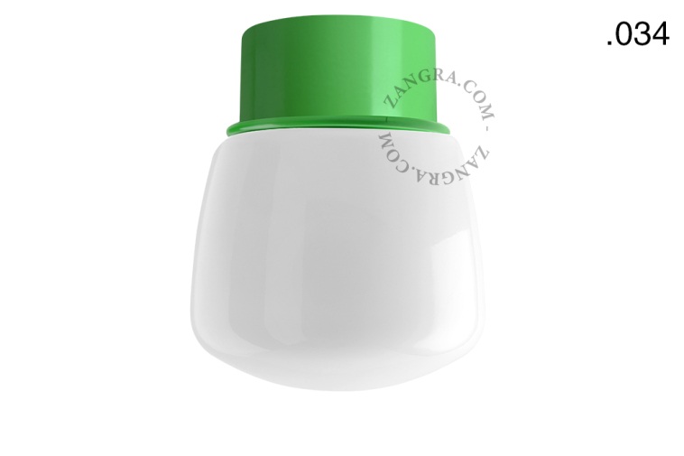 Zielona lampa sufitowa ze szklanym kloszem.