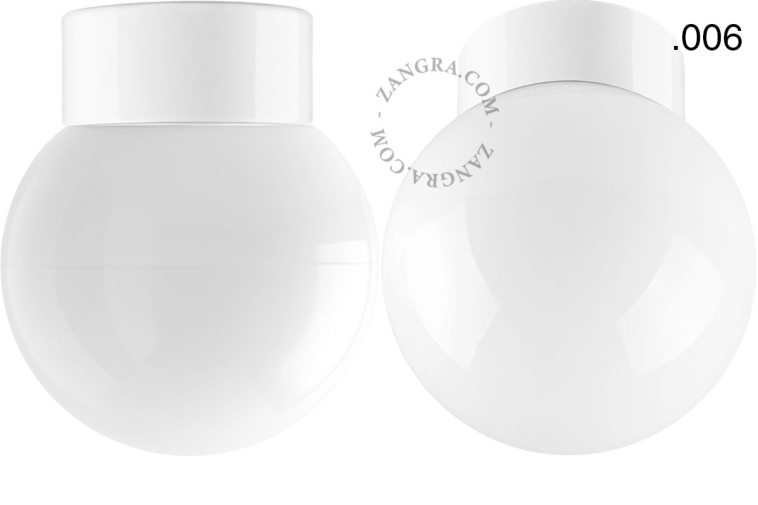 Lampe en porcelaine blanche avec abat-jour en verre.