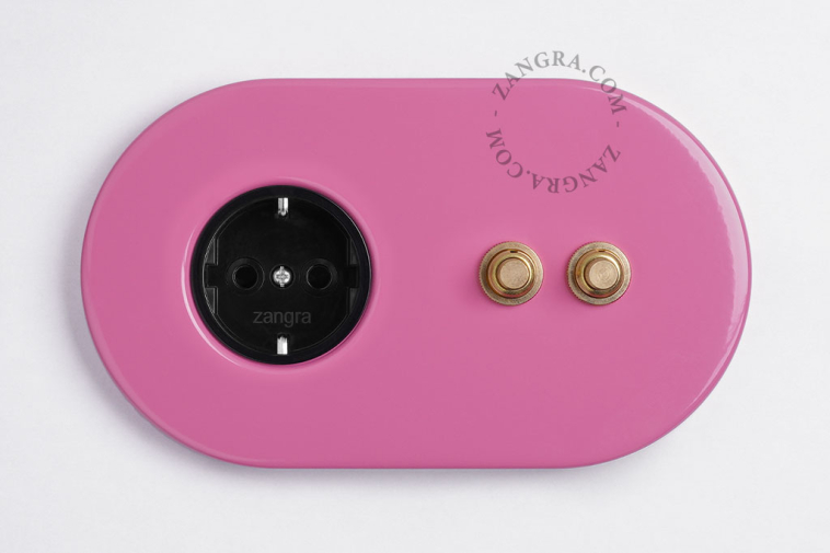 rosafarbene Unterputzsteckdose und Schalter - doppelter Druckknopf aus rohem Messing