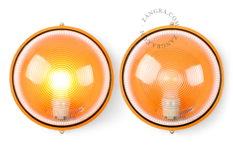 Ronde oranje verlichtingsarmatuur.