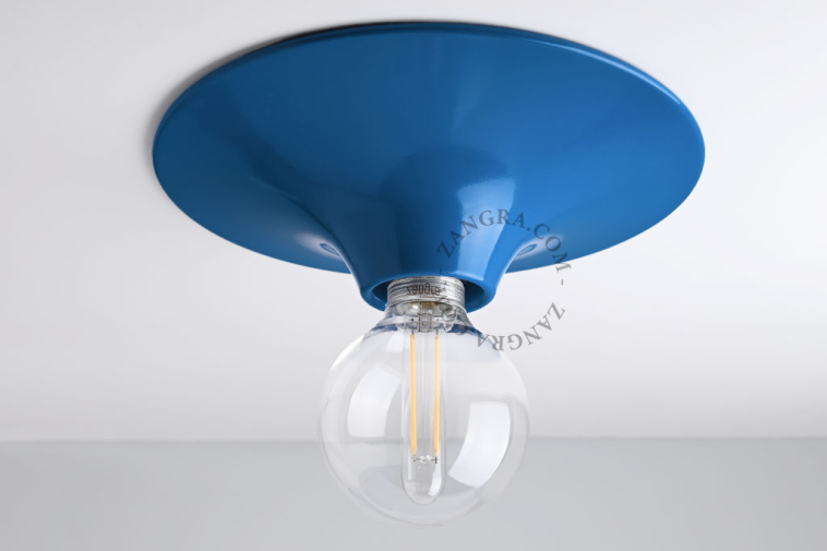 Plafonnier rond bleu.