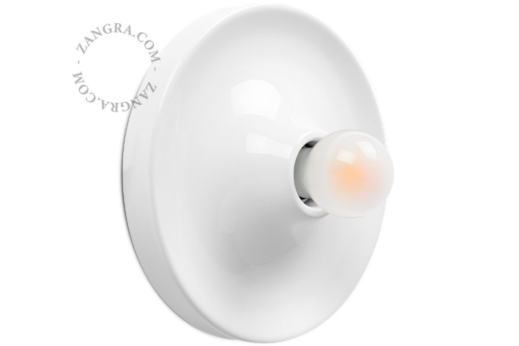 Rund hvid lampe.