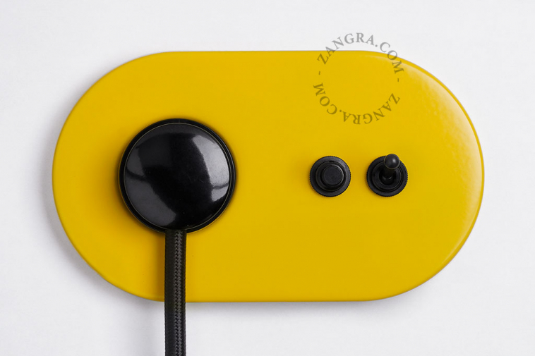 prise encastrable jaune avec interrupteur va-et-vient a levier et bouton-poussoir en laiton noir