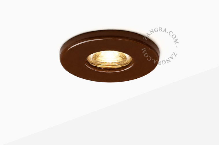 Brązowa porcelanowa oprawa wpuszczana typu downlight.
