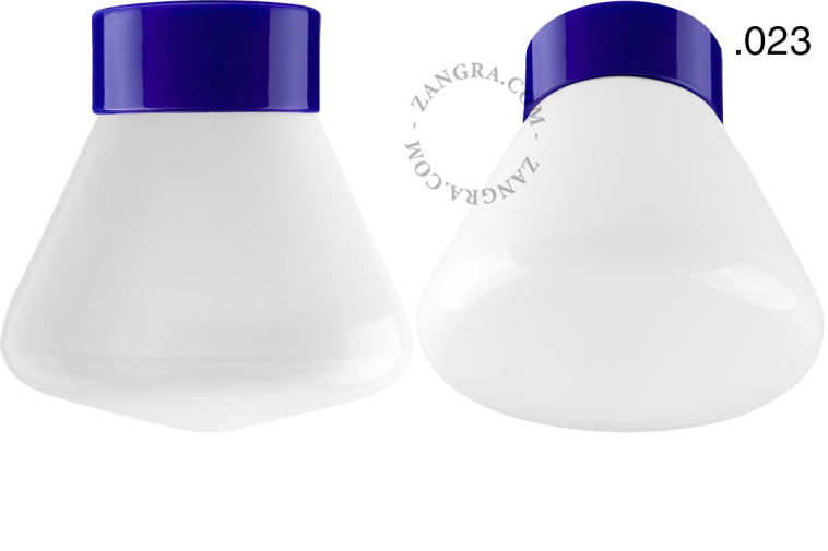 Niebieska lampa porcelanowa z kloszem.