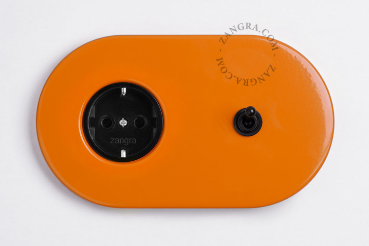 tomada embutida em laranja e interruptor bidirecional ou simples - alavanca em preto
