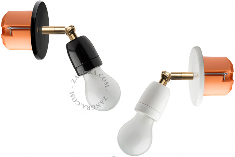 Adjustable wall light in black or white porcelain.