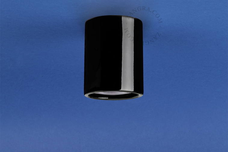 Czarny porcelanowy reflektor do montażu natynkowego.