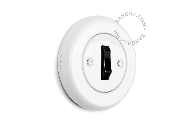 Interruptor de porcelana blanca.