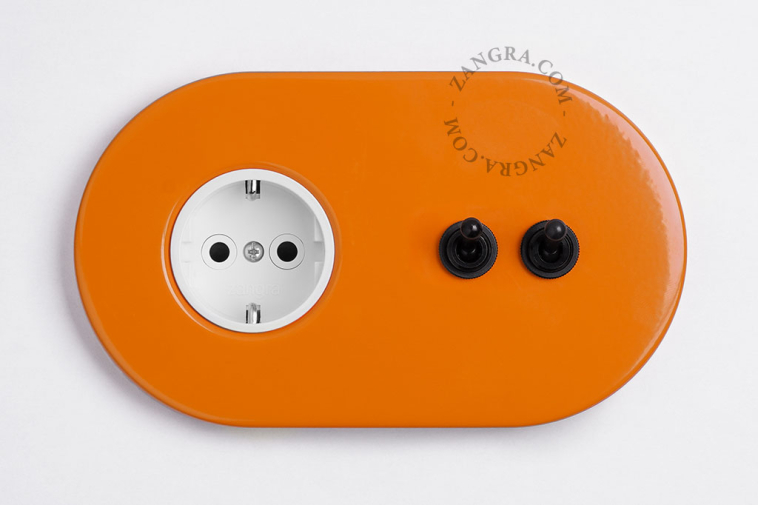 tomada embutida em laranja e interruptor bidirecional ou simples - dupla alavanca preta