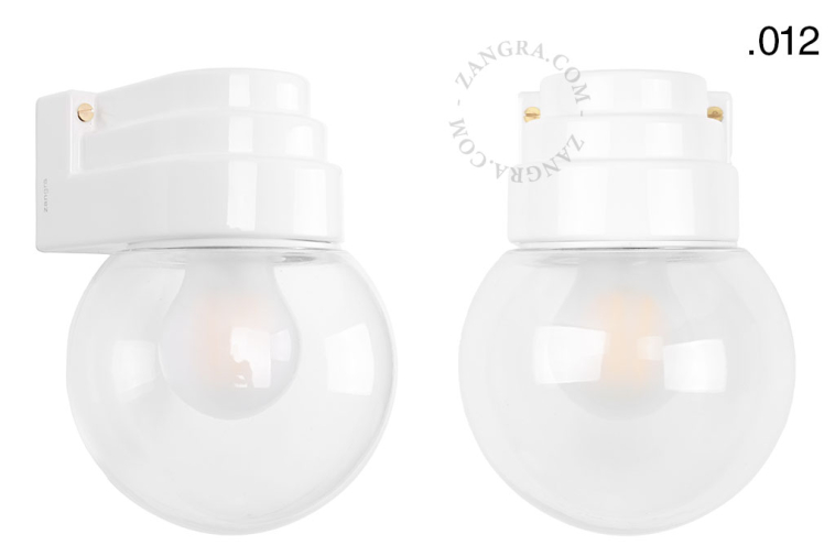 Art-Deco-Wandleuchte aus weißem Porzellan.