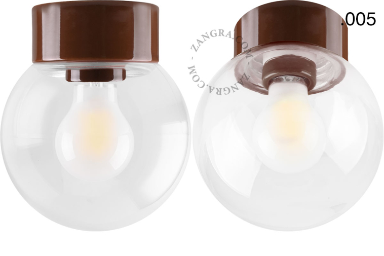 Lampe ronde en porcelaine marron.