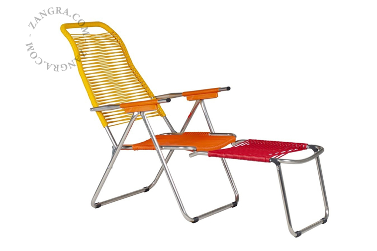 Chaises longues spaghetti rouge et turquoise.