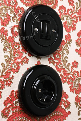 Unterputzsteckdose aus schwarzem Porzellan.