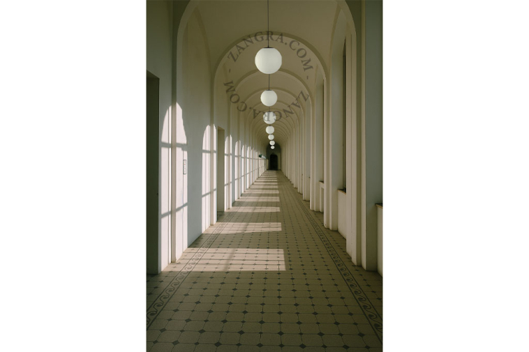 Lámpara colgante de vidrio esmerilado.