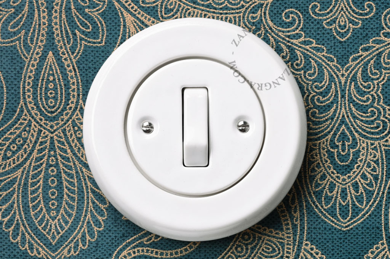 Schalter aus weissem Porzellan.