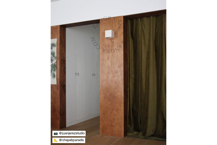 Applique da parete cubica in gesso verniciabile.