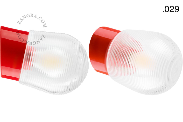 Czerwona porcelanowa lampa ścienna ze szklanym kloszem.