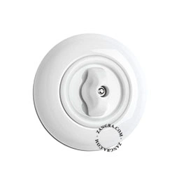 interruptores e tomadas de porcelana branca