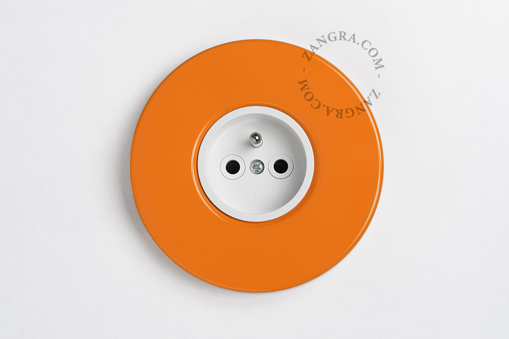 Orange electrical socket for a vintage touch | zangra